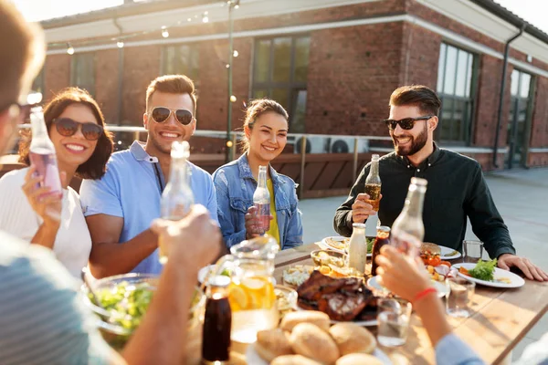 Amici felici con bevande o bbq party sul tetto — Foto Stock