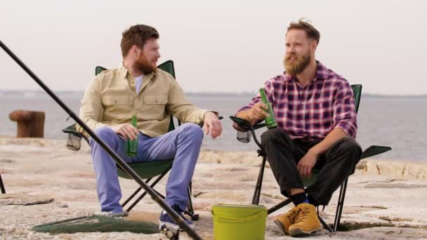 快乐的朋友在码头钓鱼和喝啤酒 — 图库视频影像