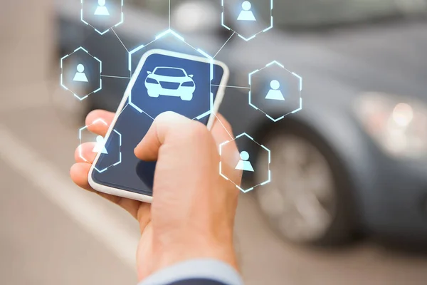 Geschäftsmann Hand mit Smartphone-Carsharing-App — Stockfoto