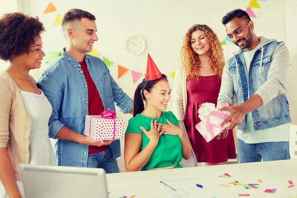 Equipe cumprimentando colega na festa de aniversário do escritório — Fotografia de Stock