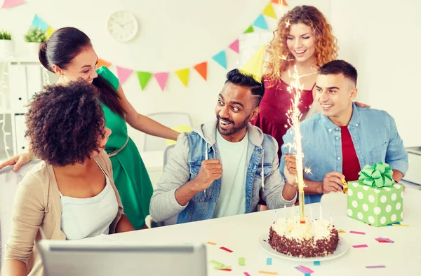 Compañero de felicitación de equipo de oficina en fiesta de cumpleaños —  Fotos de Stock