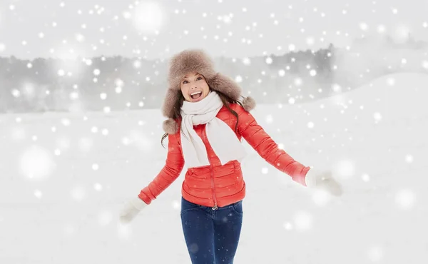 Femme heureuse en chapeau de fourrure d'hiver s'amuser à l'extérieur — Photo