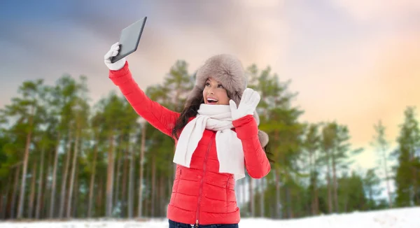 Frau in Winterpelzmütze mit Tablet-PC im Freien — Stockfoto