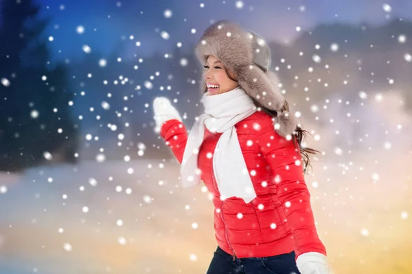 Mulher feliz no chapéu de pele de inverno se divertindo ao ar livre — Fotografia de Stock