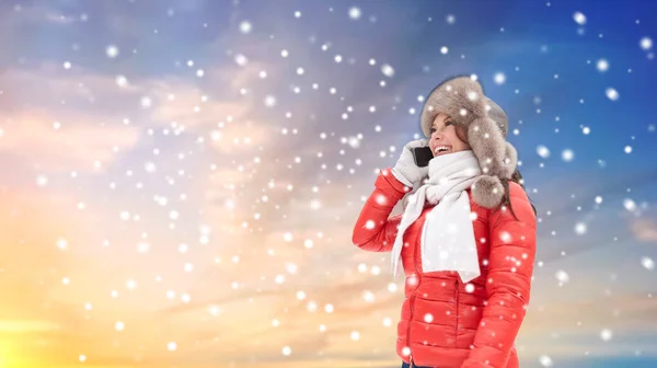 Femme appelant sur smartphone en hiver sur la neige — Photo