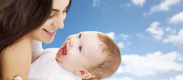 Mãe com bebê sobre fundo céu — Fotografia de Stock