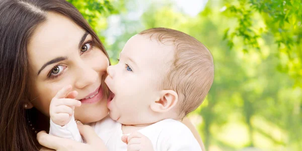 Anne ile bebek yeşil doğal arka plan üzerinde — Stok fotoğraf