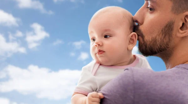 Küçük bebek kızı öpüşme babası yakın çekim — Stok fotoğraf