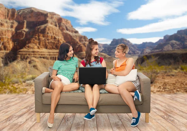 Amigos com computador portátil sobre grande canyon — Fotografia de Stock