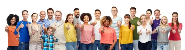 Grupo de pessoas sorrindo mostrando polegares para cima — Fotografia de Stock