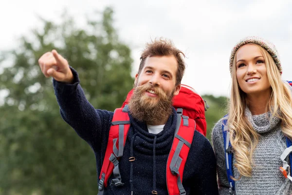 Couple of travelers with backpacks hiking — Stock Photo, Image