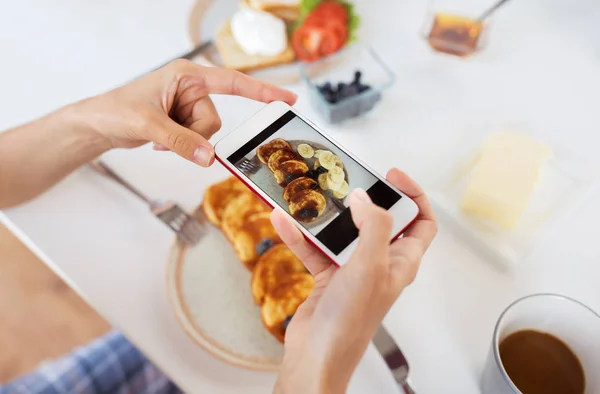 Mãos com smartphones fotografar alimentos — Fotografia de Stock