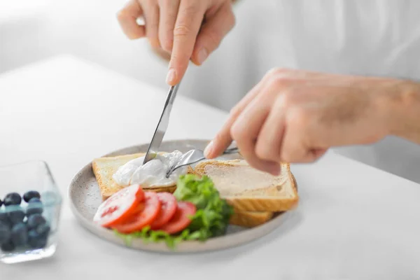 朝食のトーストを持っている人のクローズ アップ — ストック写真