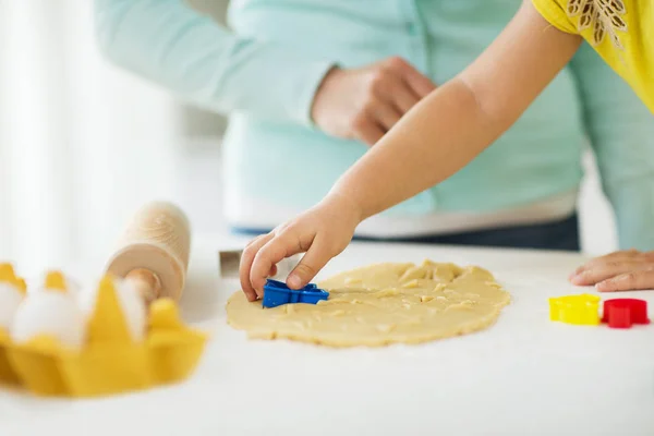 Madre e hija haciendo galletas en casa —  Fotos de Stock