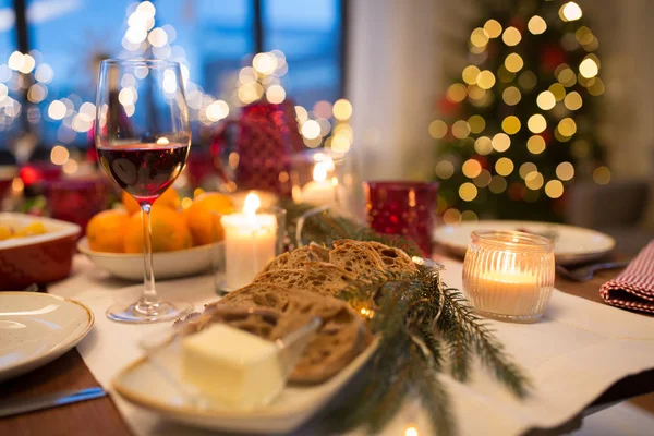 Rebanadas de pan y otros alimentos en la mesa de Navidad — Foto de Stock