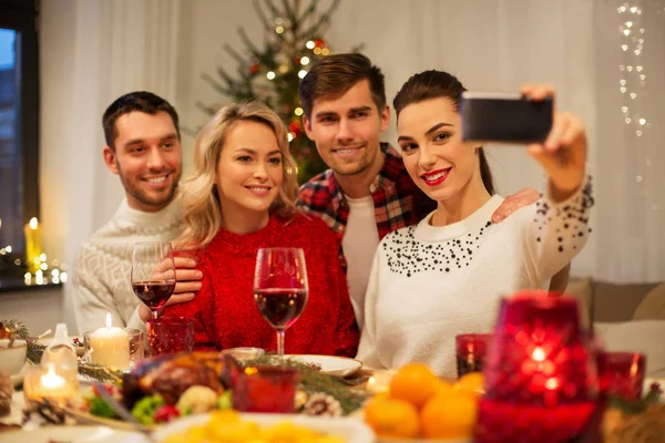 Barátok selfie a karácsonyi vacsorán — Stock Fotó