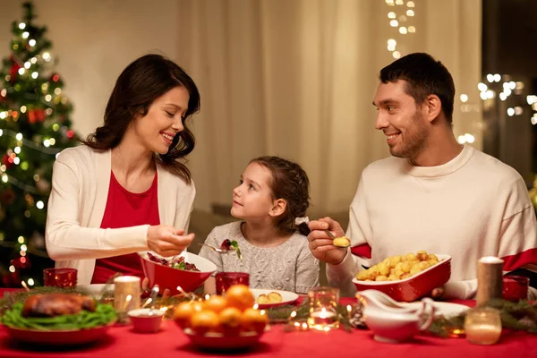 Mutlu bir aile evde Noel yemeği yiyor. — Stok fotoğraf