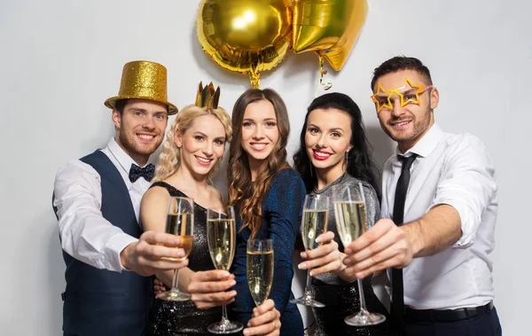 Amis heureux avec des verres de champagne à la fête — Photo