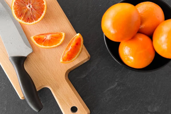 오렌지와 보드 절단 칼의 클로즈업 — 스톡 사진