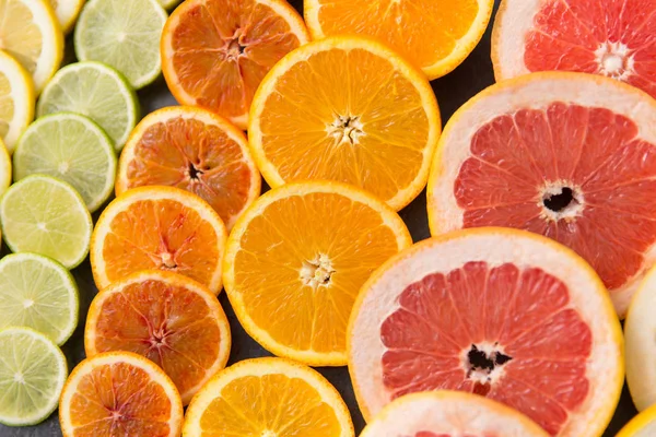 关闭不同柑橘类水果片 — 图库照片