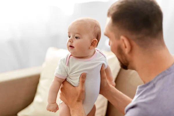 Familien Eltern Und Personenkonzept Vater Mit Kleinem Mädchen Hause — Stockfoto