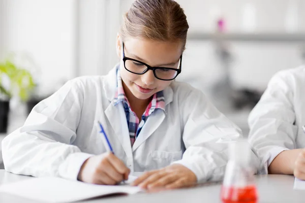 Menina estudando química no laboratório da escola — Fotografia de Stock