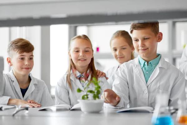 Crianças ou estudantes com planta na aula de biologia — Fotografia de Stock