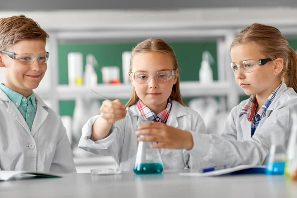 Tüp Kimya okulda okuyan çocuklarla — Stok fotoğraf