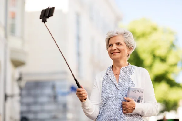 Gelukkig senior vrouw overneemt selfie stad straat — Stockfoto