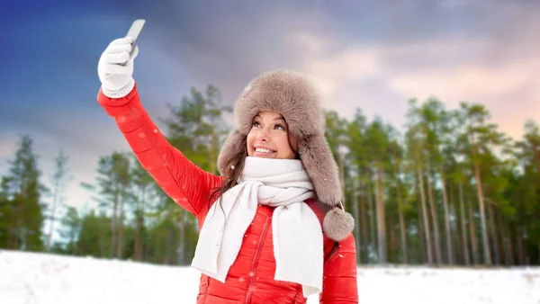 Boldog asszony selfie átveszi a téli erdő Stock Kép