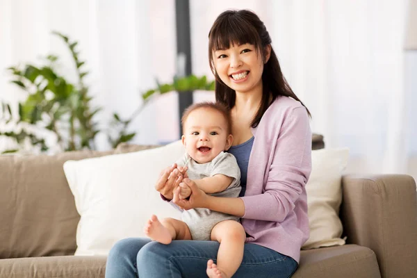 Boldog fiatal ázsiai anya, a kis baba otthon — Stock Fotó