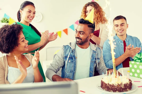 Compañero de felicitación de equipo de oficina en fiesta de cumpleaños —  Fotos de Stock