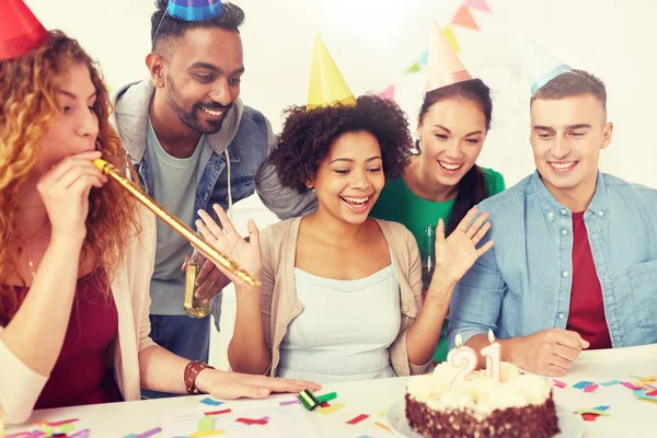 Team begrüßt Kollegin bei Büro-Geburtstagsfeier — Stockfoto