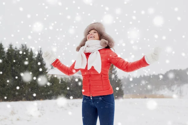 Fröhliche Frau mit Winterpelzmütze, die Spaß im Freien hat — Stockfoto