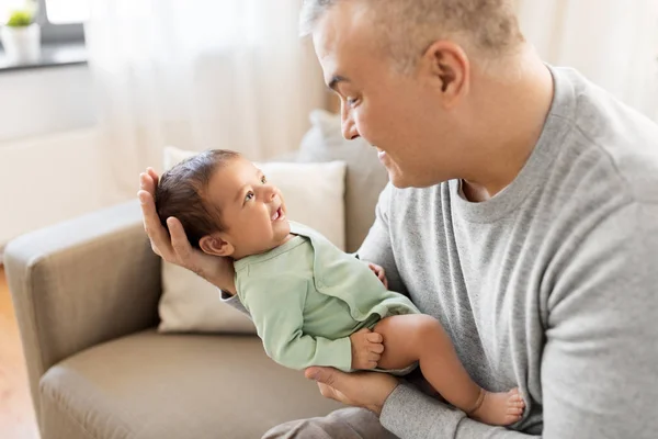 Glücklicher Vater mit kleinem Jungen zu Hause — Stockfoto