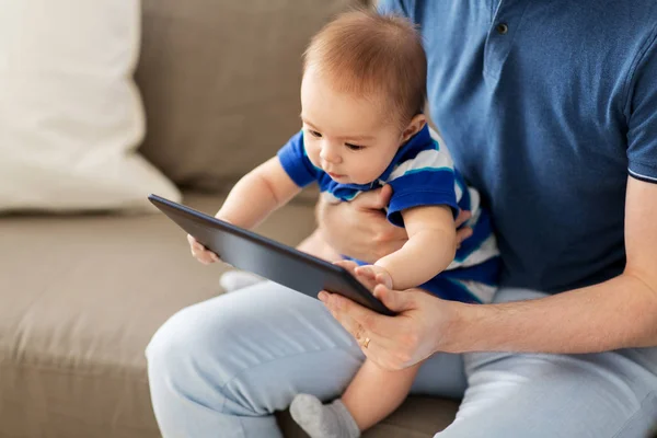 Bebé y padre con tableta PC en casa —  Fotos de Stock