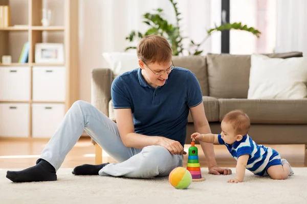 Conceito Família Paternidade Pessoas Pai Feliz Com Filhinho Brincando Com — Fotografia de Stock