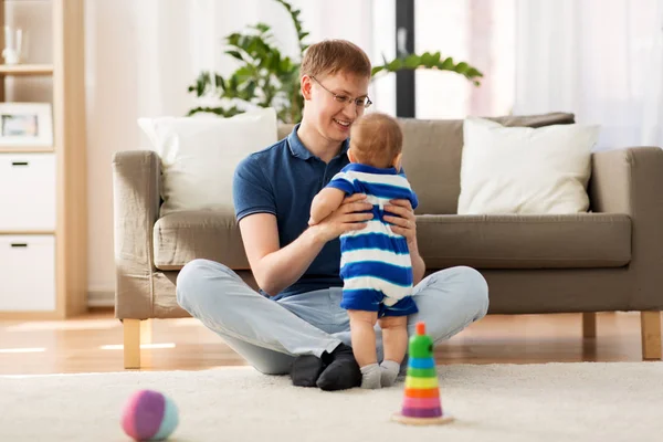 Feliz padre con bebé hijo en casa — Foto de Stock