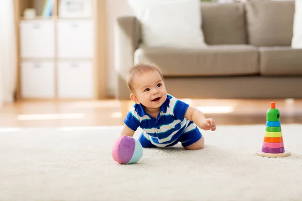 Tatlı küçük Asya bebek çocuk oyuncakları evde ile — Stok fotoğraf