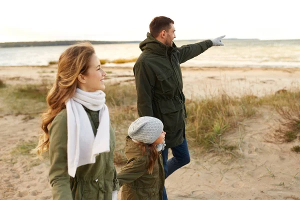 Lycklig familj promenader längs hösten beach — Stockfoto