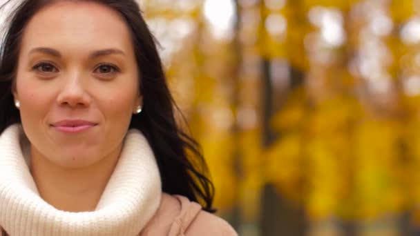 Schöne glückliche junge Frau lächelt im herbstlichen Park — Stockvideo