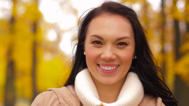 Glad ung kvinna med blad i höst park — Stockvideo