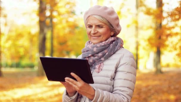 Ηλικιωμένη γυναίκα με tablet pc στο πάρκο του καλοκαιριού — Αρχείο Βίντεο