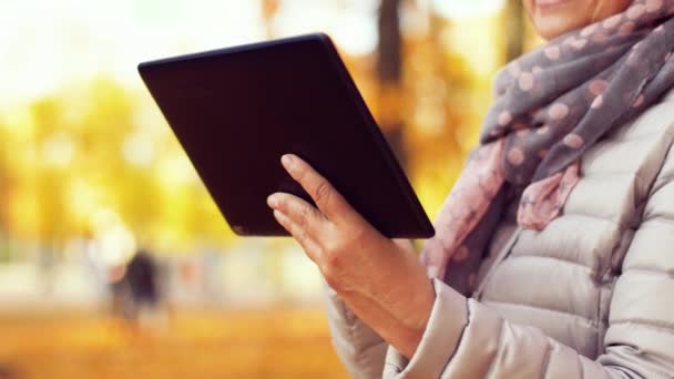 Mujer mayor con tableta PC en el parque de verano — Vídeos de Stock