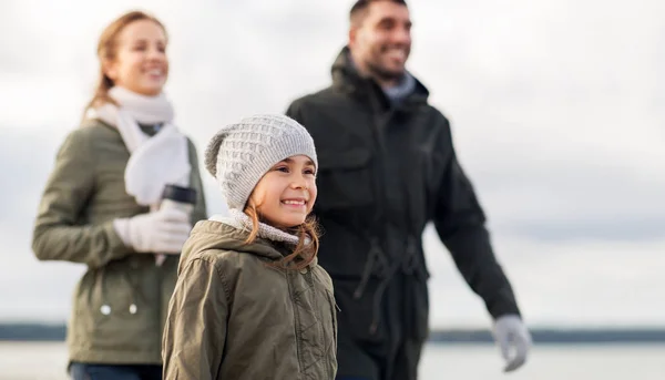 Gelukkig meisje met familie op herfst strand — Stockfoto