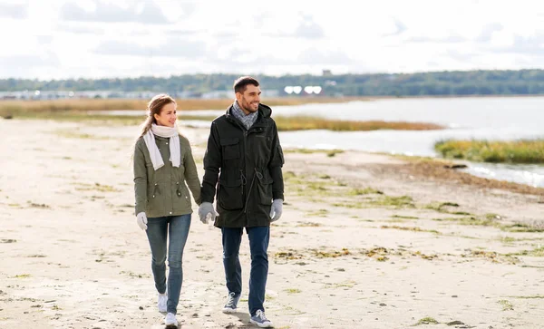 Pareja caminando a lo largo de la playa otoño — Foto de Stock