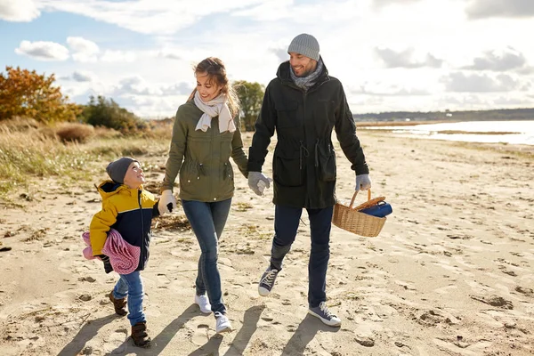 Lycklig familj kommer att picknick på stranden i höst — Stockfoto