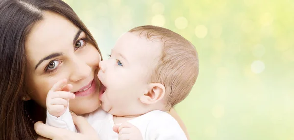 Primer plano de la madre y el bebé sobre las luces — Foto de Stock