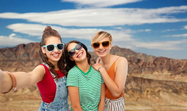 Koleżanki, biorąc selfie nad grand canyon — Zdjęcie stockowe