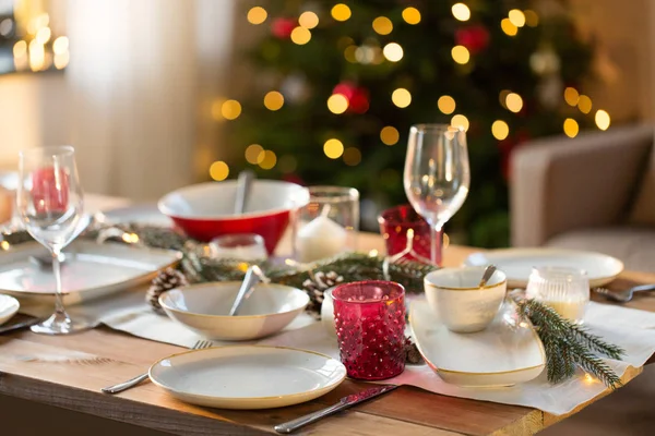Tabela ustawienia na świąteczny obiad w domu — Zdjęcie stockowe